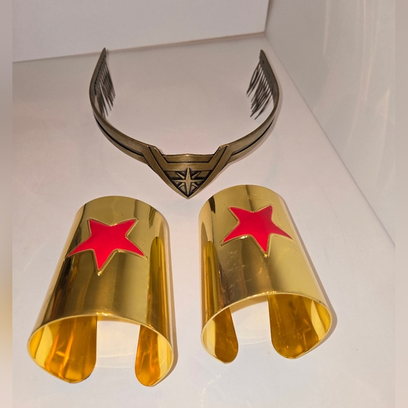 DC Comics Wonder Woman Tiara & Wrist Cuffs - Picture 1 of 9